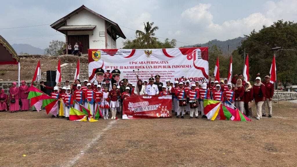 Drumband Dharmagita bersama Guru Pendamping dan Camat Kismantoro